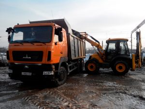 Zavertyayeva-Omsk-Stroitelstvo-kanalizatsii-s-ochistnymi-sooruzheniyami-Beaver-kran-pogruzchik